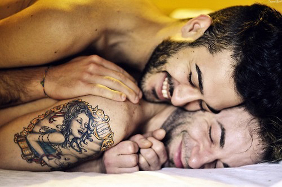Парень трахает любовницу на одной кровати со спящим бойфрендом - секс порно видео